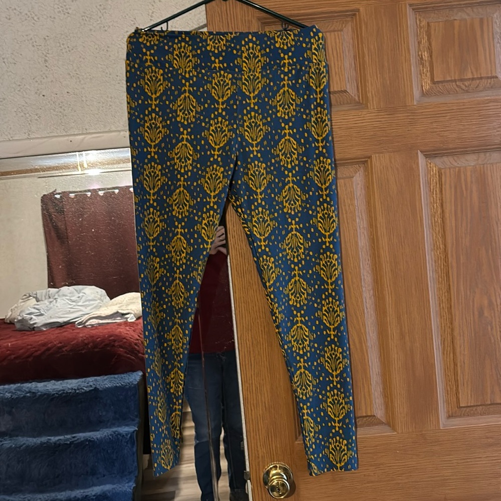 Lula, Ro, tall and curvy leggings Pics excellent use condition no signs of wear.